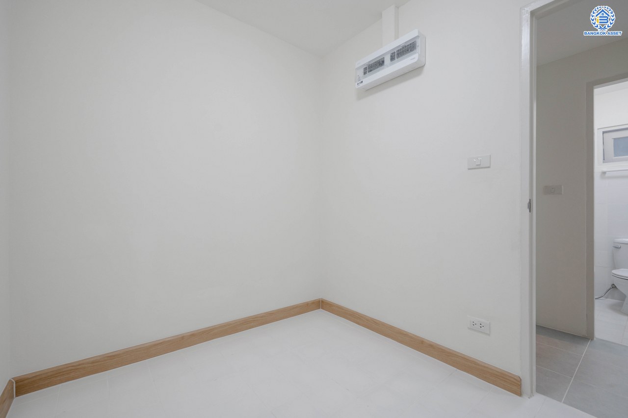 บ้านมือสองตกแต่งใหม่ โครงการ โนเบิลวานา ปิ่นเกล้า1 บ้านเดี่ยวหลังใหญ่ เนื้อที่ 65.6 ตร.ว. พื้นที่ใช้สอย 206.4 ตร.ม. ฟังก์ชัน 3 ห้องนอน 3 ห้องน้ำ 2 ห้องอเนกประสงค์  1 ห้องแม่บ้าน จอดรถได้ 2 คัน บนสุดยอดทำเลเดินทางสะดวก หน้าโครงการติดถนนใหญ่บรมราชชนนี ใกล้ทางคู่ขนานลอยฟ้าบรมราชชนนี ม.มหิดล เซ็นทรัลศาลายา และรายล้อมด้วยสิ่งอำนวยความสะดวกครบ...